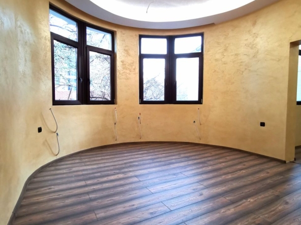 Къща в Горна Оряховица - 200 кв.м за 918 €/кв.м - Снимка #1