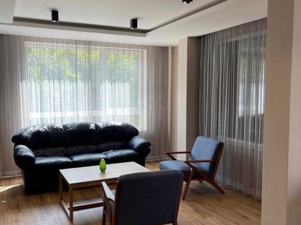 Дава се под наем Тристаен апартамент в София, Студентски град - 125 кв.м за 950 € - Снимка #1