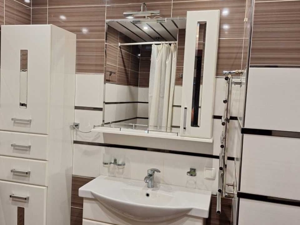 Дава се под наем Едностаен апартамент в София, Изток - 38 кв.м за 300 € - Снимка #1