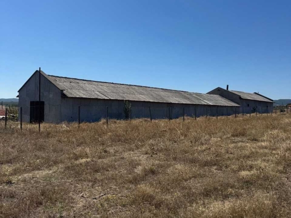 Промишлена сграда в с. Мандра, Област Хасково - 921 кв.м за 73 €/кв.м - Снимка #1