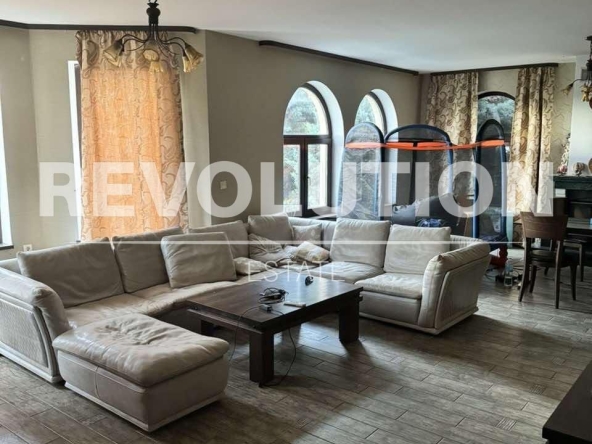 Дава се под наем Къща в с. Близнаци, Област Варна - 600 кв.м за 2343.96 € - Снимка #1