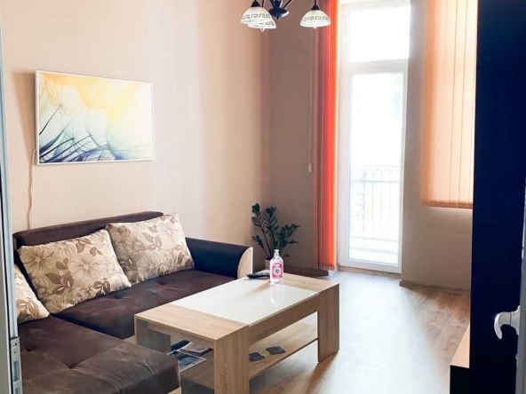 Дава се под наем Тристаен апартамент в Пловдив, Център - 105 кв.м за 548.25 € - Снимка #1