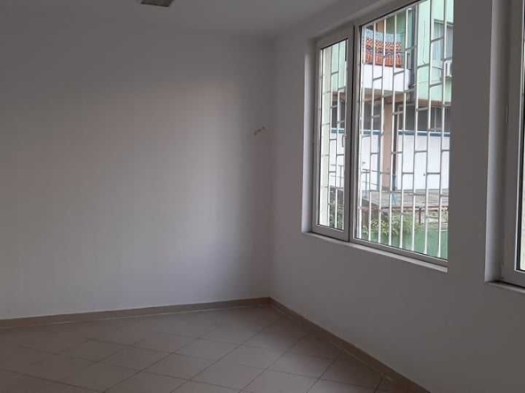 Дава се под наем Магазин в Бургас, Изгрев - 98 кв.м за 350 € - Снимка #1