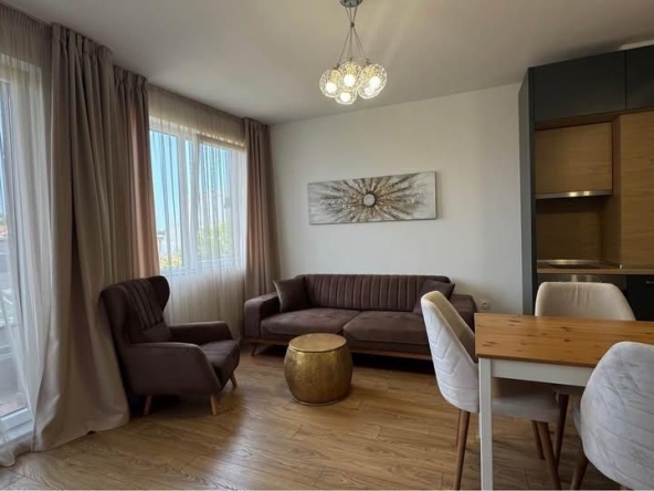 Дава се под наем Тристаен апартамент в Варна, Център - 89 кв.м за 800 € - Снимка #1