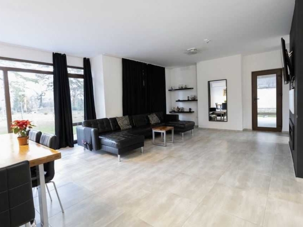 Дава се под наем Къща в София, в.з. Врана - Лозен - 387 кв.м за 1993.59 € - Снимка #1