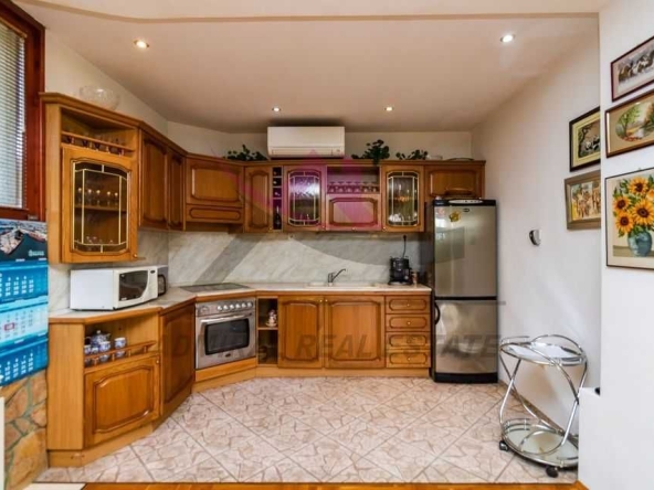 Дава се под наем Многостаен апартамент в Варна, Изгрев - 350 кв.м за 1500 € - Снимка #1
