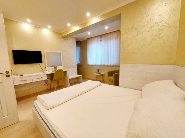 Дава се под наем Двустаен апартамент в Бургас, Лазур - 62 кв.м за 382.5 € - Снимка #1