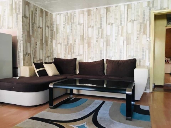 Дава се под наем Тристаен апартамент в Бургас, Център - 77 кв.м за 229.5 € - Снимка #1