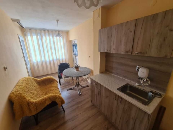 Дава се под наем Тристаен апартамент в Бургас, Център - 120 кв.м за 265.2 € - Снимка #1
