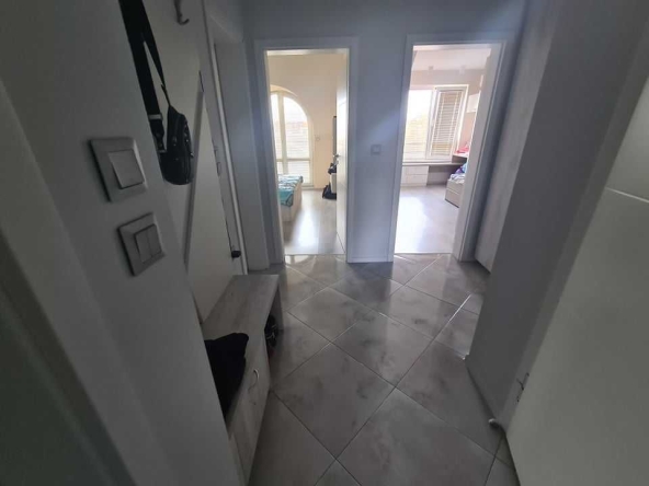 Дава се под наем Тристаен апартамент в Бургас, Възраждане - 100 кв.м за 306 € - Снимка #1