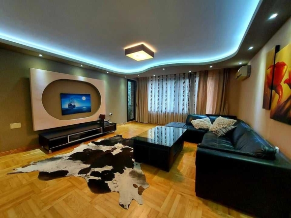 Дава се под наем Четиристаен апартамент в Бургас, Център - 160 кв.м за 1173 € - Снимка #1