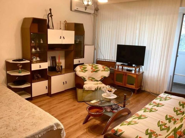 Дава се под наем Двустаен апартамент в Бургас, Изгрев - 64 кв.м за 225 € - Снимка #1