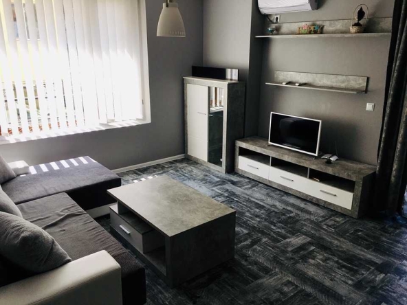 Дава се под наем Двустаен апартамент в Бургас, Център - 60 кв.м за 350 € - Снимка #1