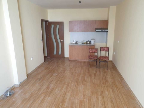 Дава се под наем Тристаен апартамент в Бургас, Славейков - 84 кв.м за 250 € - Снимка #1