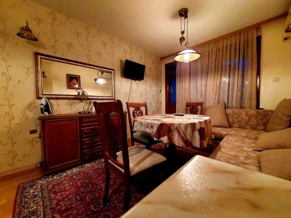 Дава се под наем Двустаен апартамент в Бургас, Център - 60 кв.м за 127.5 € - Снимка #1