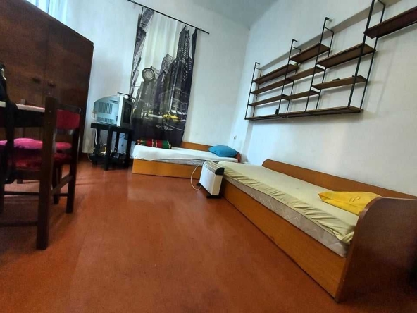 Дава се под наем Тристаен апартамент в Бургас, Център - 15 кв.м за 110 € - Снимка #1