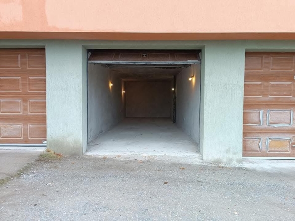 Дава се под наем Гараж / Паркомясто в Велико Търново, Център - 34 кв.м за 102 € - Снимка #1