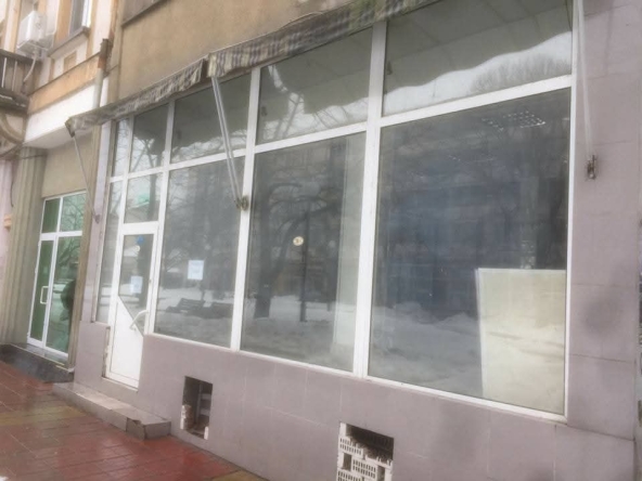 Дава се под наем Магазин в Лом - 70 кв.м за 348.84 € - Снимка #1