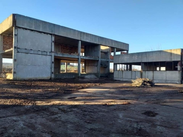 Промишлена сграда в Силистра, Север - 3000 кв.м за 62 €/кв.м - Снимка #1