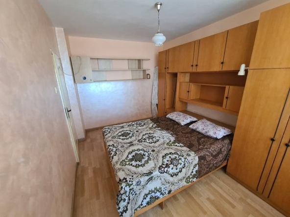 Дава се под наем Тристаен апартамент в Бургас, Славейков - 100 кв.м за 648.21 € - Снимка #1