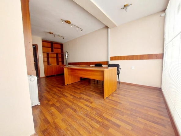 Дава се под наем Офис в Бургас, Братя Миладинови - 85 кв.м за 398.82 € - Снимка #1