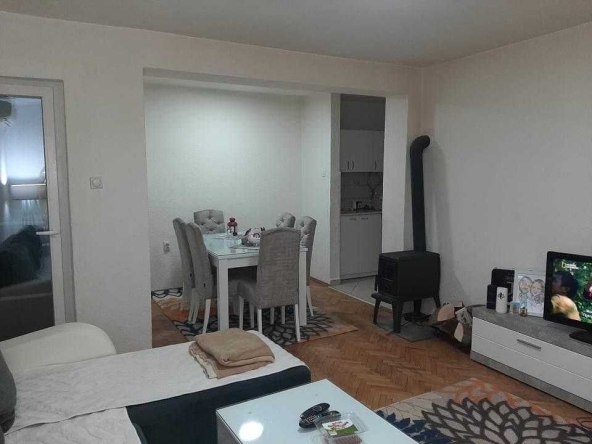 Дава се под наем Тристаен апартамент в Пловдив, Кършияка - 95 кв.м за 387.6 € - Снимка #1
