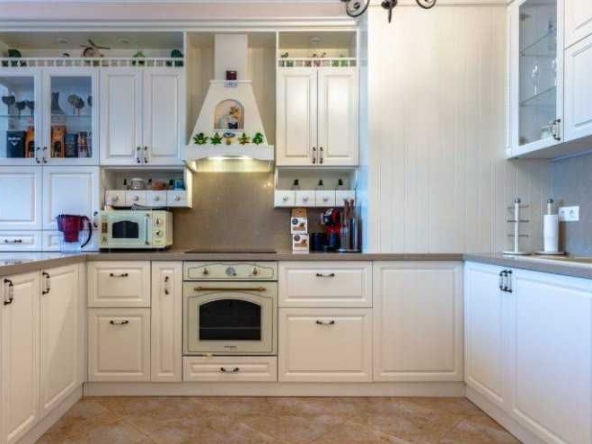 Дава се под наем Тристаен апартамент в Бургас, Зорница - 122 кв.м за 561 € - Снимка #1