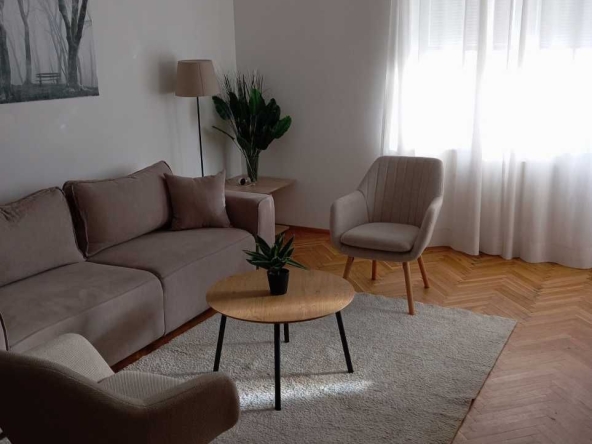 Дава се под наем Двустаен апартамент в София, Център - 60 кв.м за 847.62 € - Снимка #1