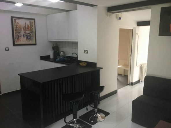 Дава се под наем Тристаен апартамент в София, Център - 83 кв.м за 800 € - Снимка #1