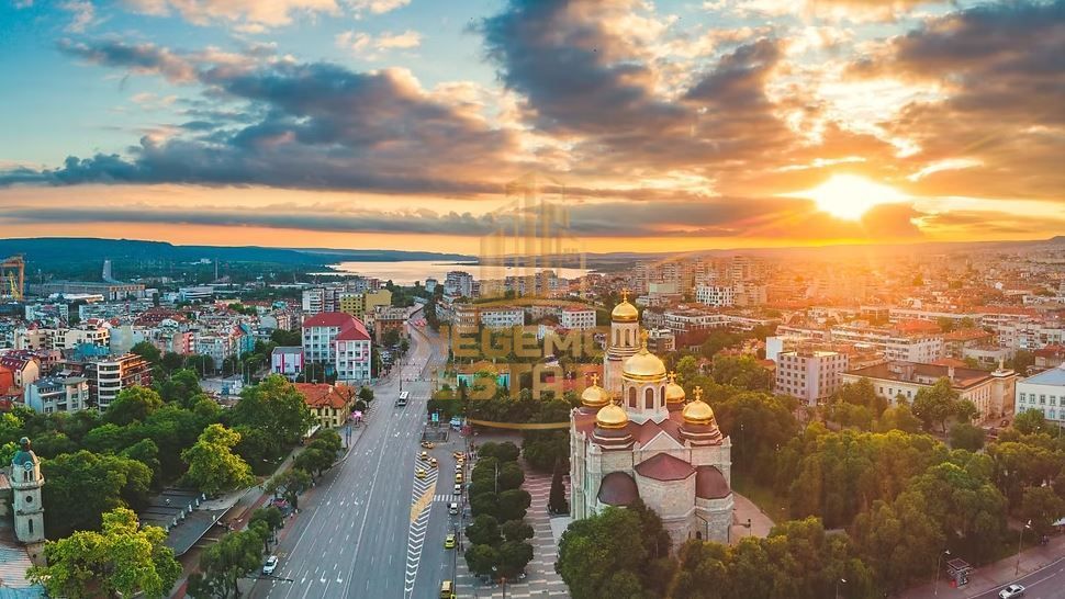 Двустаен апартамент в Варна, Център - 74 кв.м за 2973 €/кв.м - Снимка #1