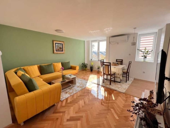 Дава се под наем Двустаен апартамент в Пловдив, Център - 78 кв.м за 306 € - Снимка #1