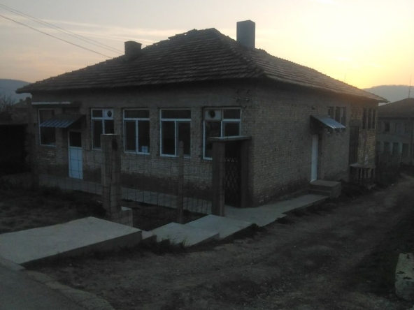 Промишлена сграда в с. Крепча, Област Търговище - 300 кв.м за 408 €/кв.м - Снимка #1