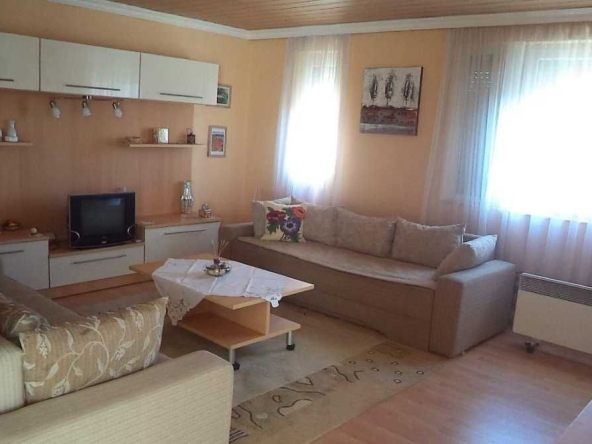 Дава се под наем Тристаен апартамент в Пловдив, Коматево - 90 кв.м за 285.6 € - Снимка #1