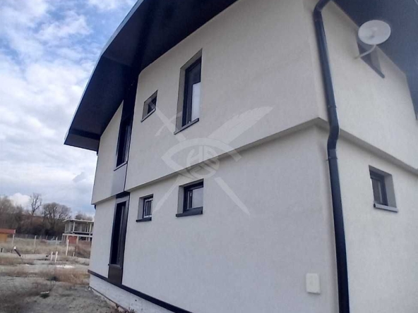 Къща в Божурище - 239 кв.м за 1396 €/кв.м - Снимка #1