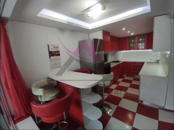 Дава се под наем Тристаен апартамент в Варна, Център - 97 кв.м за 650 € - Снимка #1