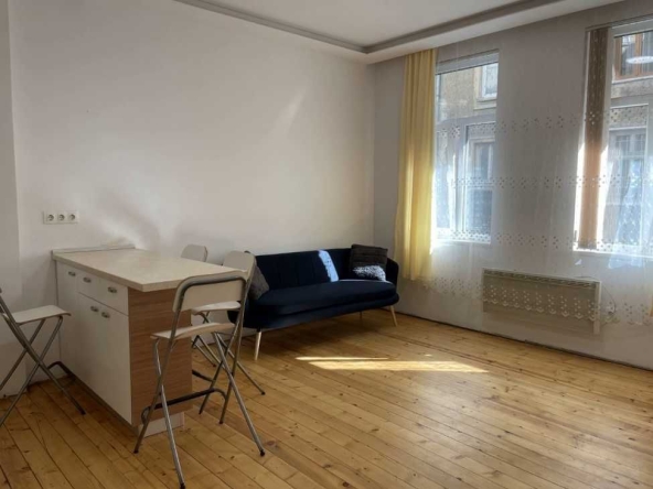 Дава се под наем Тристаен апартамент в София, Център - 74 кв.м за 720 € - Снимка #1