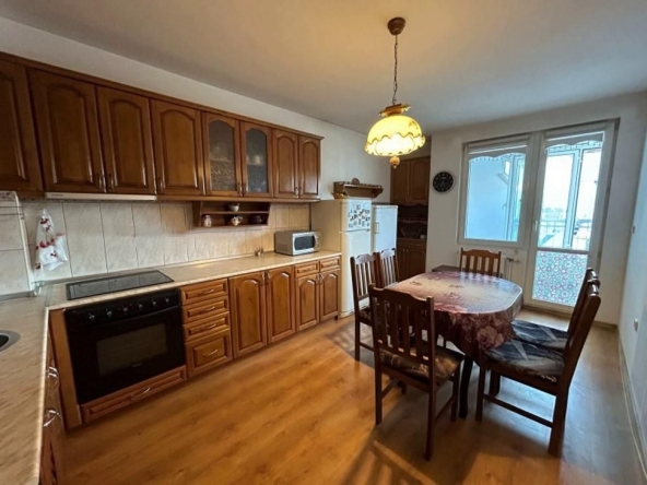 Дава се под наем Тристаен апартамент в София, Стрелбище - 110 кв.м за 750 € - Снимка #1