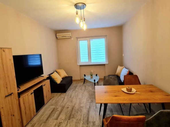 Дава се под наем Двустаен апартамент в Варна, Център - 50 кв.м за 613 € - Снимка #1