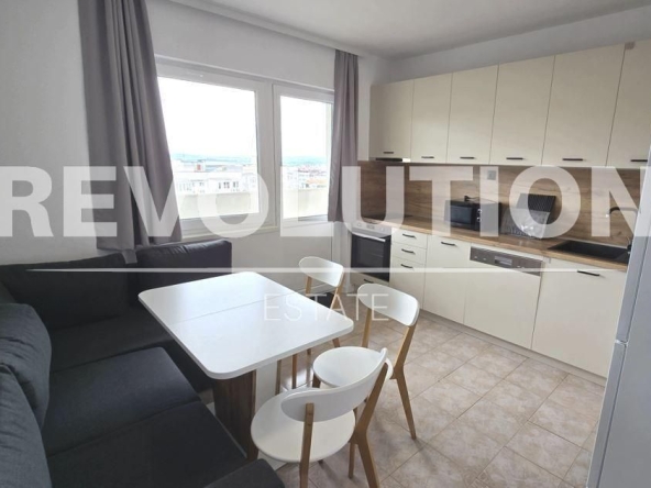 Дава се под наем Тристаен апартамент в Варна, Център - 80 кв.м за 750 € - Снимка #1