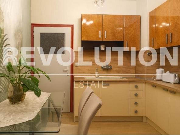 Дава се под наем Тристаен апартамент в Варна, Левски - 100 кв.м за 750 € - Снимка #1