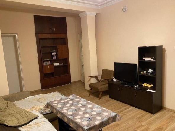 Дава се под наем Тристаен апартамент в Пловдив, Център - 88 кв.м за 418.2 € - Снимка #1