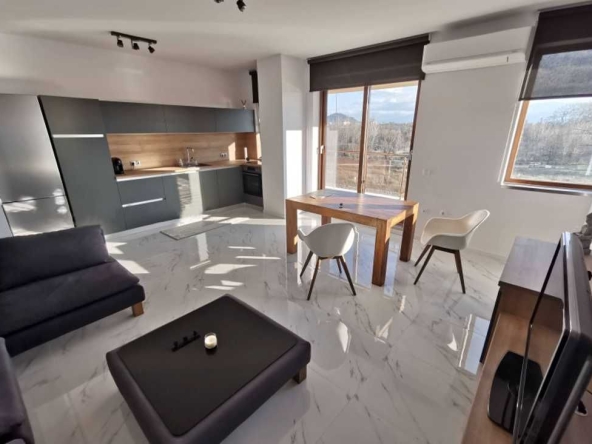 Дава се под наем Тристаен апартамент в Пловдив, Кършияка - 95 кв.м за 900 € - Снимка #1