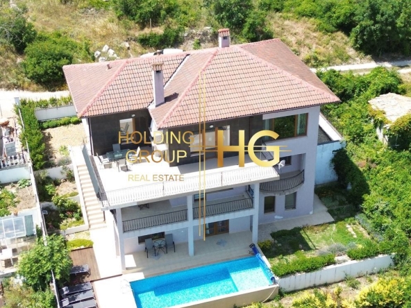 Къща в Балчик - 325 кв.м за 1077 €/кв.м - Снимка #1