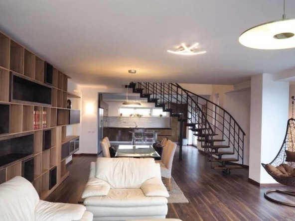 Дава се под наем Тристаен апартамент в Пловдив, Център - 88 кв.м за 306 € - Снимка #1