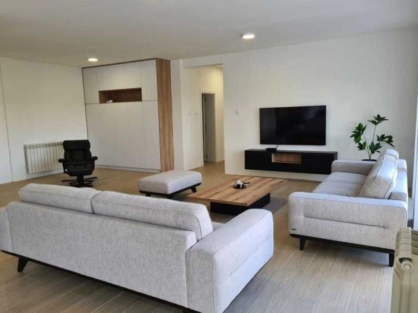 Дава се под наем Тристаен апартамент в Пловдив, Център - 102 кв.м за 453.9 € - Снимка #1