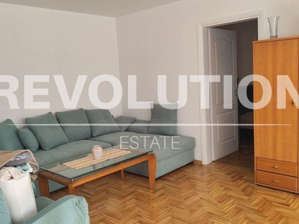 Дава се под наем Тристаен апартамент в Варна, Център - 98 кв.м за 820 € - Снимка #1