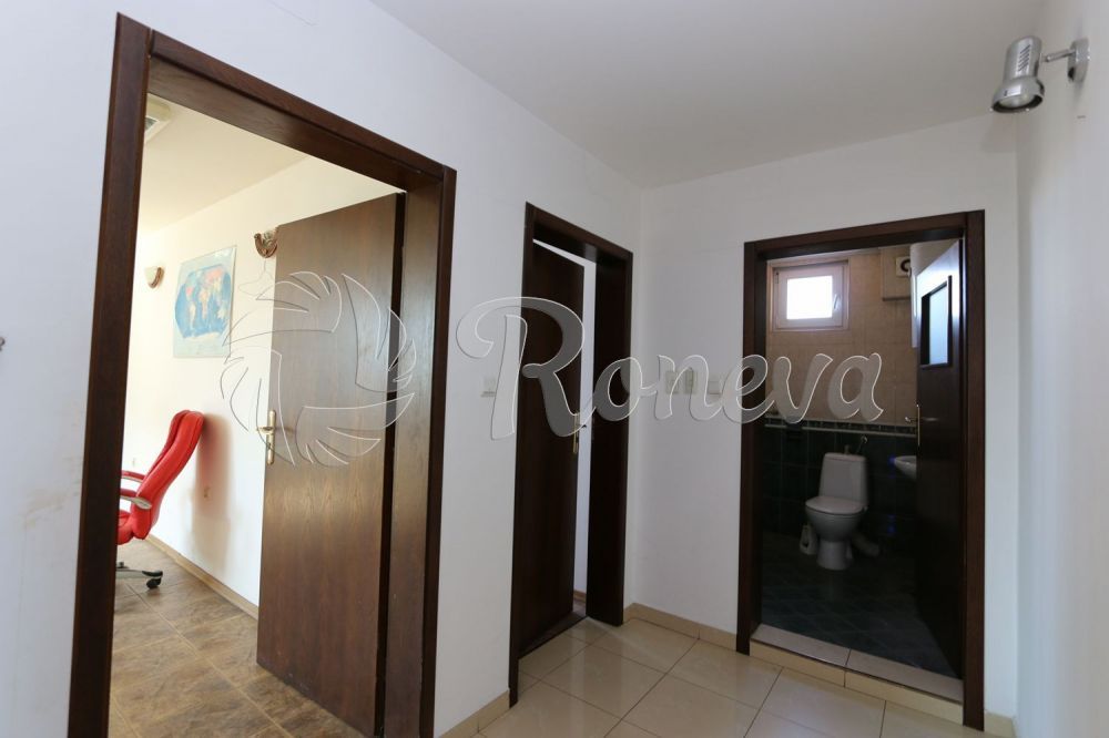 Дава се под наем Офис в Варна, Център - 150 кв.м за 450 € - Снимка #2