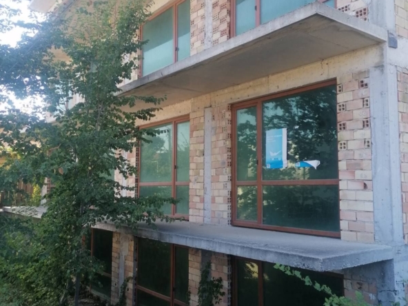 Хотел в с. Варвара, Област Бургас - 860 кв.м за 233 €/кв.м - Снимка #1