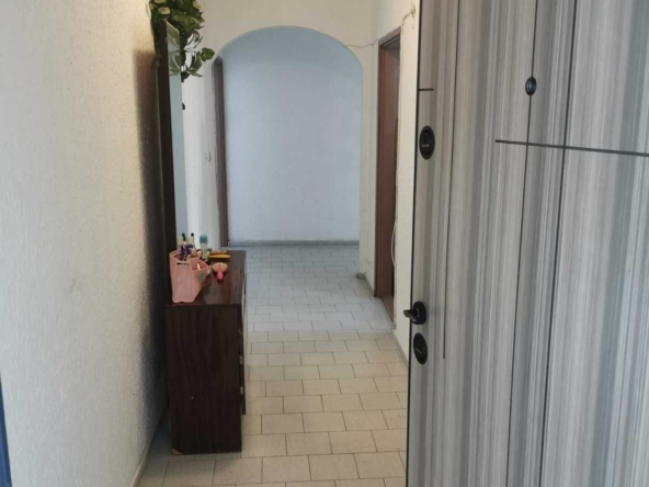 Дава се под наем Тристаен апартамент в Шумен, Тракия - 92 кв.м за 400лв € - Снимка #1