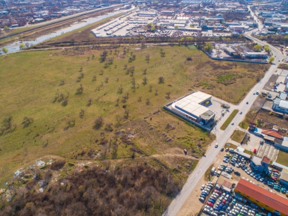 Дава се под наем Парцел в Пловдив, Център - 4998 кв.м за 500000 € - Снимка #1